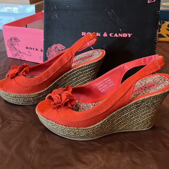 Like new in box size 7 scarlet ruffle wedge - Picture 5 of 11